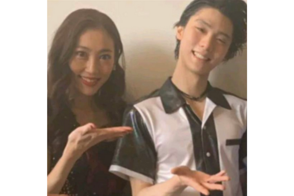 羽生結弦と末延麻裕子のツーショット写真