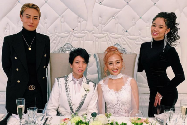 同性カップルの結婚式に参列するリリカとユイの写真