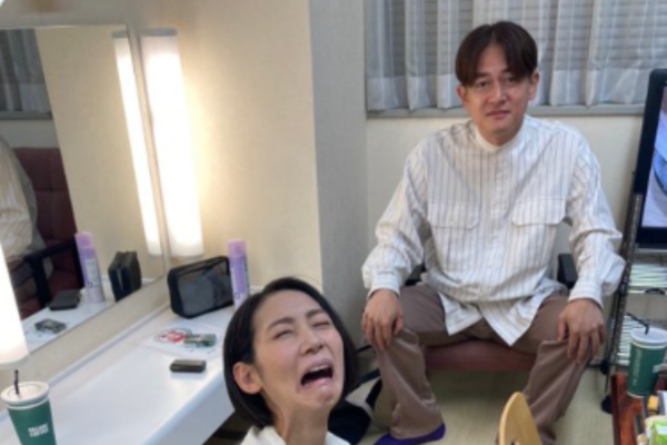 なすなかにしと別の楽屋で悲しむ濱田さんの写真