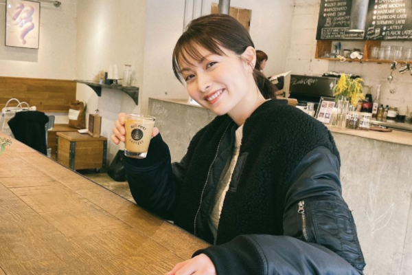 タリーズのコーヒーを飲むサトメグの写真